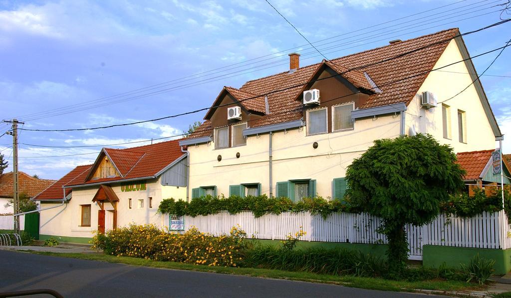 Unicum Vendeghaz Hotel Abádszalók Bagian luar foto